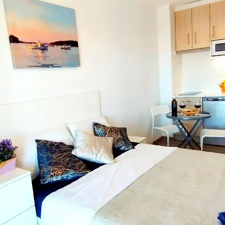 דירה With Terrace And Pool טורבייחה