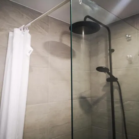 With Terrace And Pool דירה *