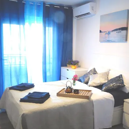 With Terrace And Pool דירה